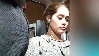 Mirando assustada com a cobra