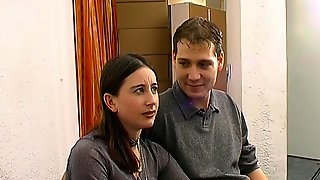 Sodo au bureau pour ce jeune couple..